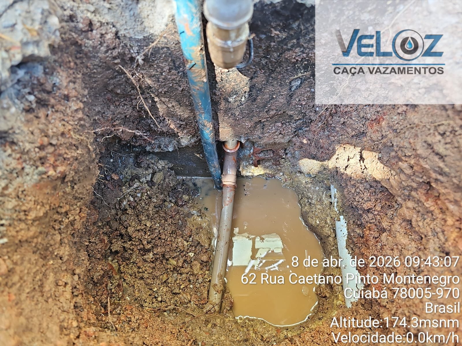 💧 ANTES E DEPOIS REAL DE UM VAZAMENTO OCULTO

Na primeira imagem, o vazamento...